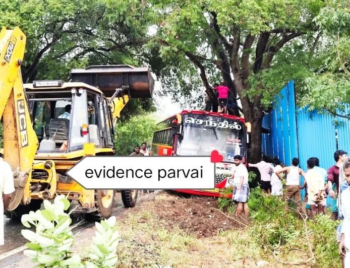 பயணிகளை அச்சுறுத்திய அதிவேகம் – திருவலஞ்சுழி அருகே செந்தில் தனியார் பேருந்து மரத்தில் மோதி விபத்து..!