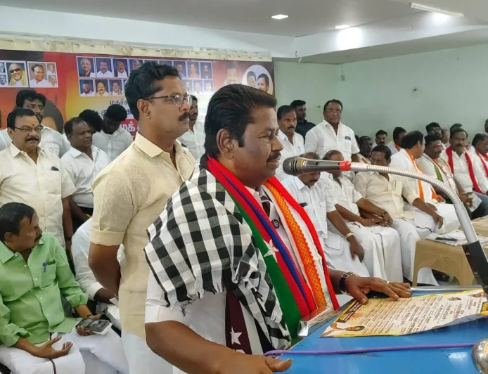 கும்பகோணத்தில் திமுக மதச்சார்பற்ற முற்போக்கு கூட்டணி கட்சிகளோடு செயல் வீரர்கள் கூட்டம்  நடைபெற்றது