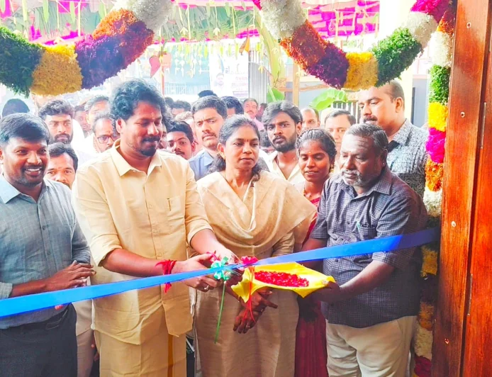 தஞ்சை மாவட்டத்தில் ரூ.16.14 கோடி மதிப்பீட்டில் புதிய அரசு அலுவலகக் கட்டிடங்கள் திறப்பு  வேளாண் அமைச்சர் ர. வினோத் திருவிளக்கு ஏற்றி திறந்து வைத்தார்