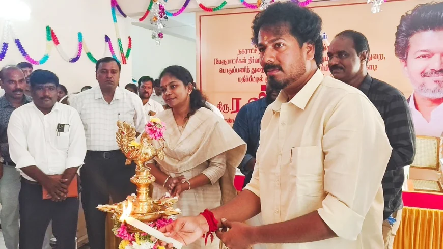 தஞ்சை மாவட்டத்தில் ரூ.16.14 கோடி மதிப்பீட்டில் புதிய அரசு அலுவலகக் கட்டிடங்கள் திறப்பு  வேளாண் அமைச்சர் ர. வினோத் திருவிளக்கு ஏற்றி திறந்து வைத்தார்