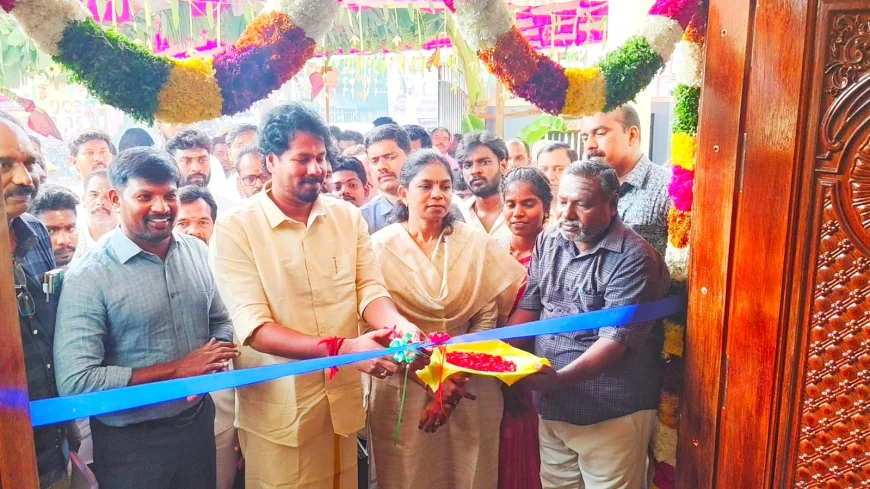 தஞ்சை மாவட்டத்தில் ரூ.16.14 கோடி மதிப்பீட்டில் புதிய அரசு அலுவலகக் கட்டிடங்கள் திறப்பு  வேளாண் அமைச்சர் ர. வினோத் திருவிளக்கு ஏற்றி திறந்து வைத்தார்