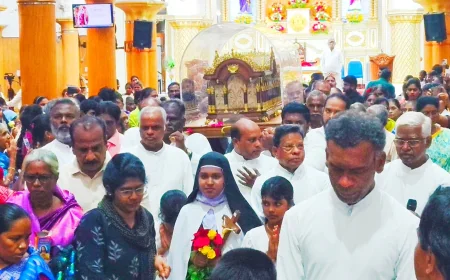 பிரான்ஸிலிருந்து கொண்டுவரப்பட்ட புனித சிறுமலர் தெரேசாவின் திருப்பண்டப் பெட்டகம் கும்பகோணத்தில்  மெழுகுவர்த்தி ஏந்தி கிறிஸ்தவ மக்கள் சிறப்பு ஜெப வழிபாடு