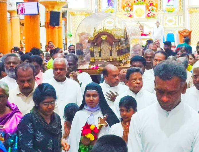 பிரான்ஸிலிருந்து கொண்டுவரப்பட்ட புனித சிறுமலர் தெரேசாவின் திருப்பண்டப் பெட்டகம் கும்பகோணத்தில்  மெழுகுவர்த்தி ஏந்தி கிறிஸ்தவ மக்கள் சிறப்பு ஜெப வழிபாடு