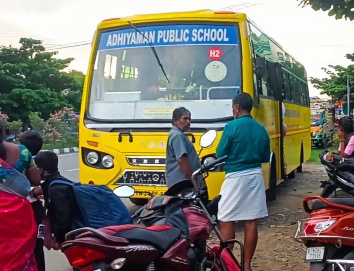 ஊத்தங்கரை அருகே சிறுவர்கள் மீது அதியமான் பள்ளி பேருந்து மோதி விபத்து பள்ளி பேருந்தின் மீது நடவடிக்கையா சிறுவர்களுக்கு வாகனம் கொடுத்த பெற்றோர்கள் மீது நடவடிக்கையா...?