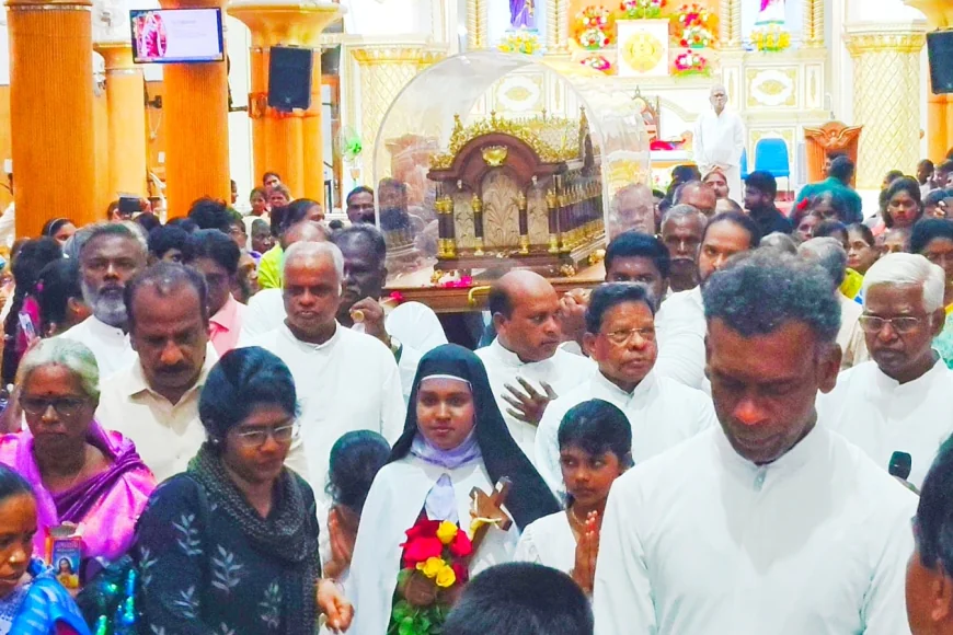 பிரான்ஸிலிருந்து கொண்டுவரப்பட்ட புனித சிறுமலர் தெரேசாவின் திருப்பண்டப் பெட்டகம் கும்பகோணத்தில்  மெழுகுவர்த்தி ஏந்தி கிறிஸ்தவ மக்கள் சிறப்பு ஜெப வழிபாடு