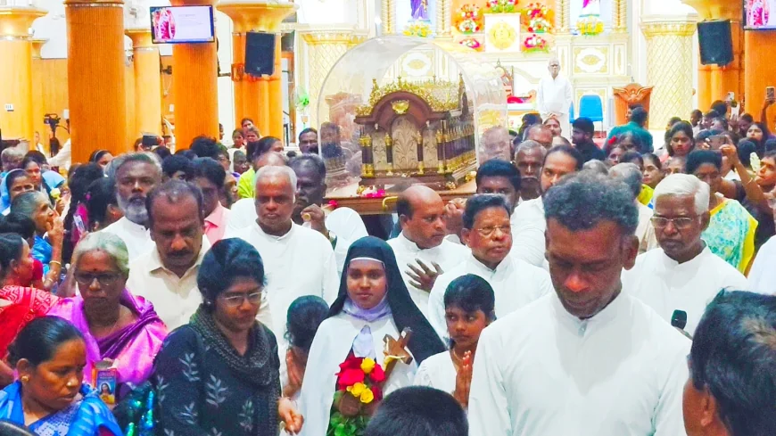 பிரான்ஸிலிருந்து கொண்டுவரப்பட்ட புனித சிறுமலர் தெரேசாவின் திருப்பண்டப் பெட்டகம் கும்பகோணத்தில்  மெழுகுவர்த்தி ஏந்தி கிறிஸ்தவ மக்கள் சிறப்பு ஜெப வழிபாடு